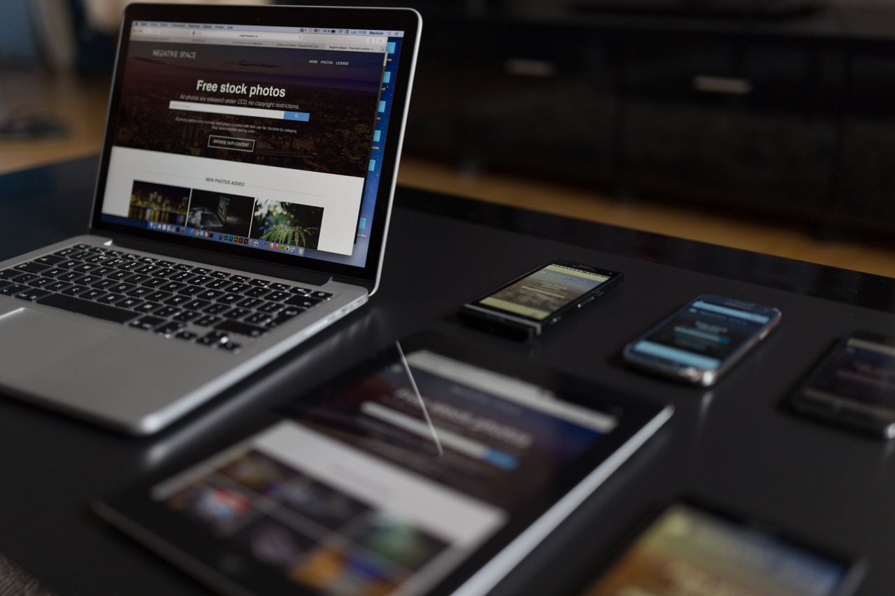 Un espace de travail contemporain mettant en scène un ordinateur portable, une tablette et des smartphones, parfaitement adapté aux usages tech et freelance.